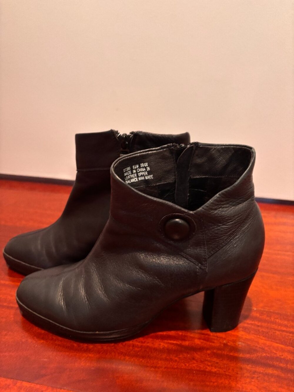 Clarks W8 Leather booties